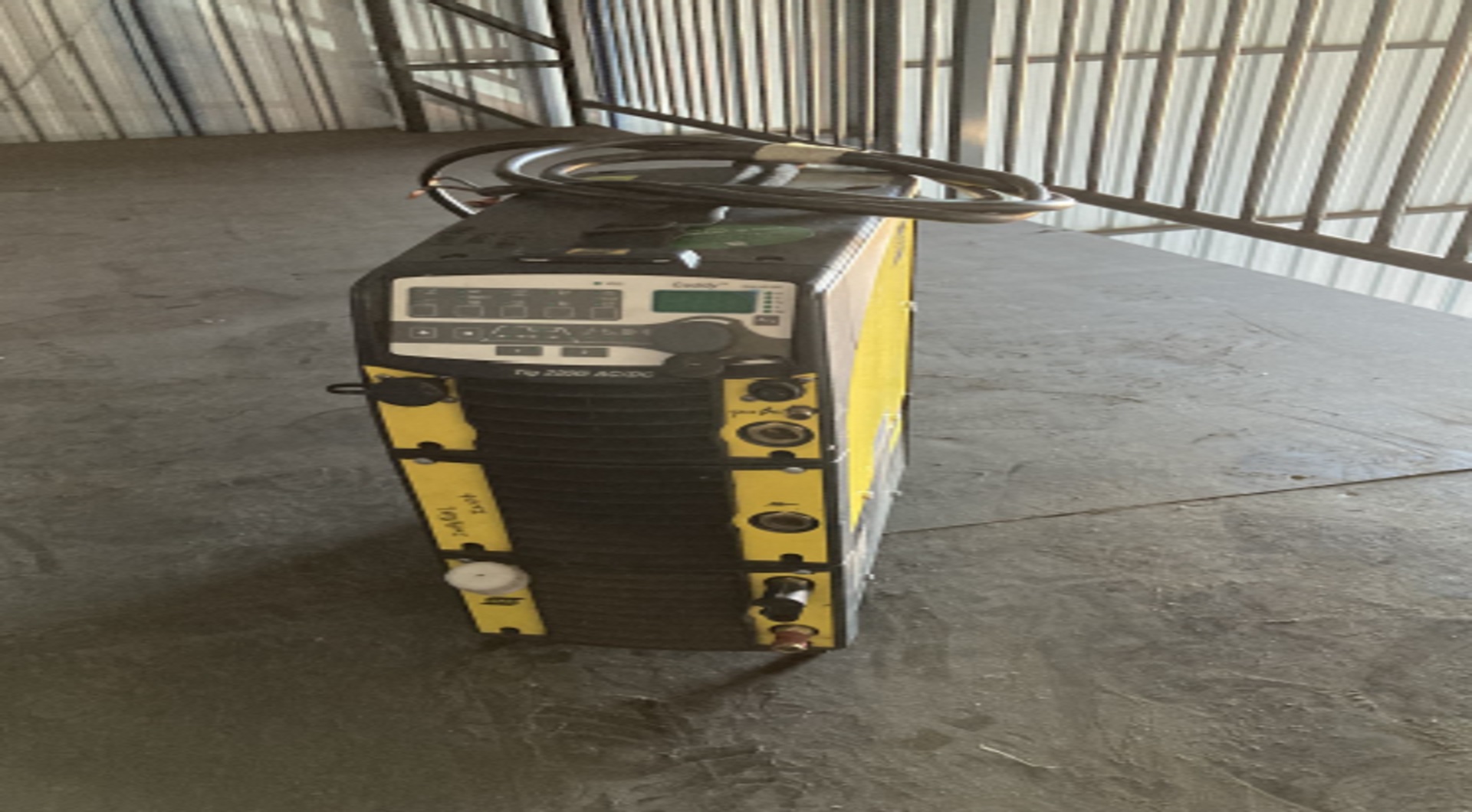 Foto de 01 máquina de solda TIG 2200I AC/DC, tipo Caddy TA34