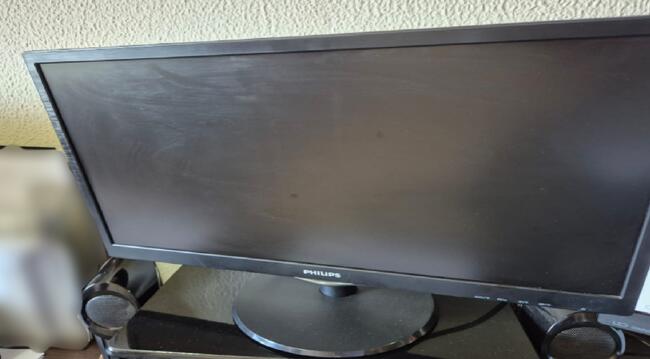 Foto de 01 monitor Philips LCD, modelo 223v5lh5b/57