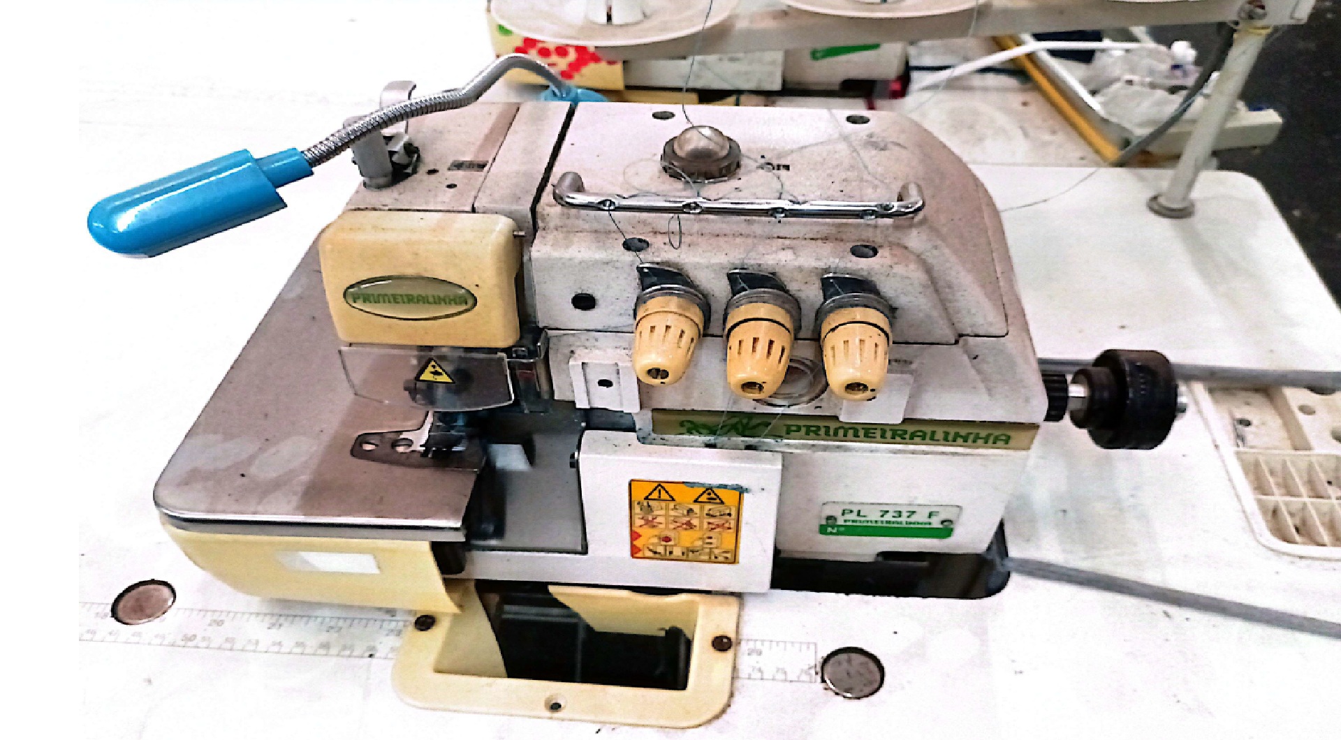 Foto de 01 máquina overlock, marca "PrimeiraLinha"