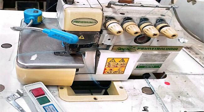 Foto de 01 máquina overlock, marca "Primeiralinha"