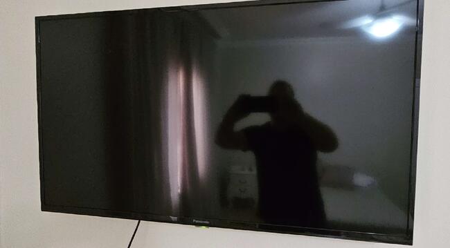 Foto de 01 televisor 32, marca Panasonic