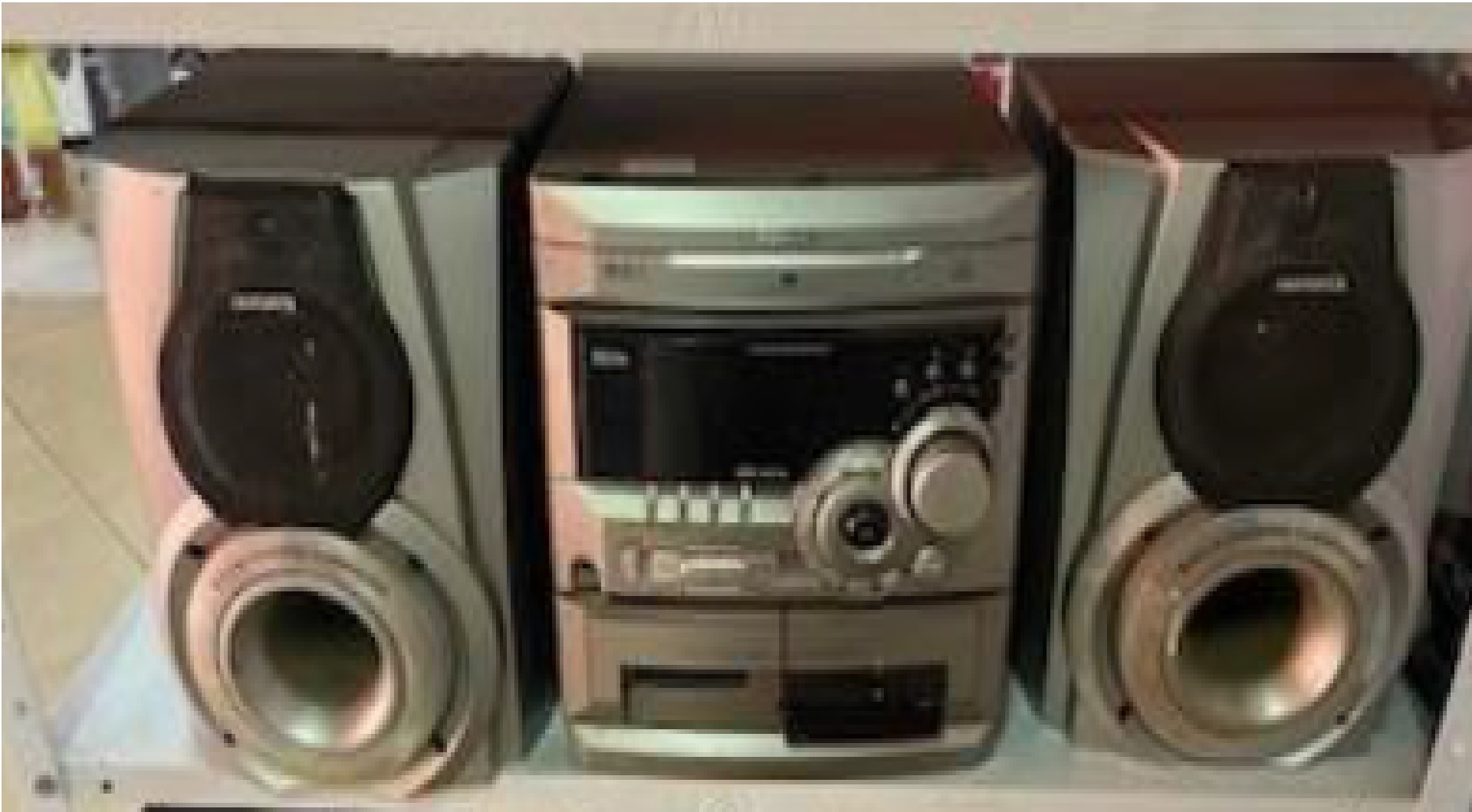 Foto de 01 aparelho de som Toshiba 3x1 c/ duas caixas Aiwa
