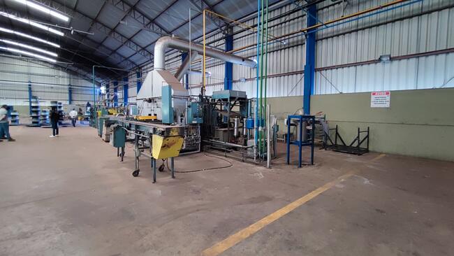 Foto de 07 Peças/Máquinas independentes que formam um conjunto necessário para fabricação de bateria