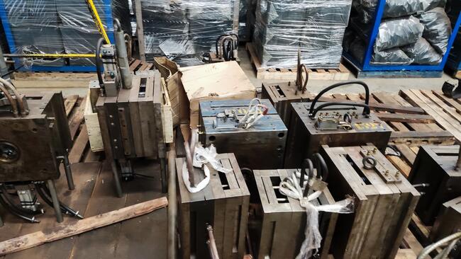 Foto de 09 moldes industriais, para fabricação de baterias de automóveis