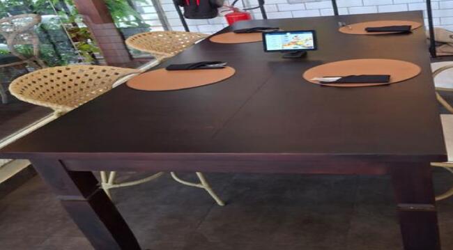 Foto de 01 mesa em madeira maciça