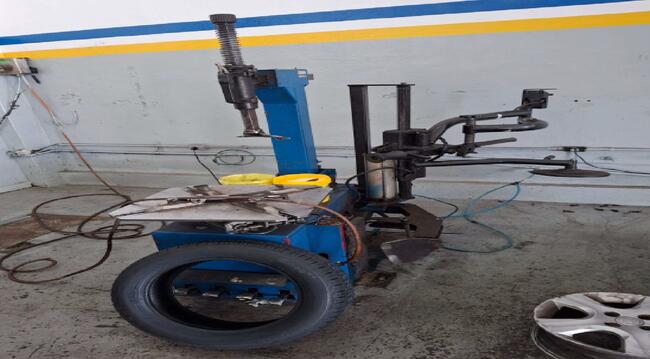 Foto de 01 máquina desmontadora de pneus