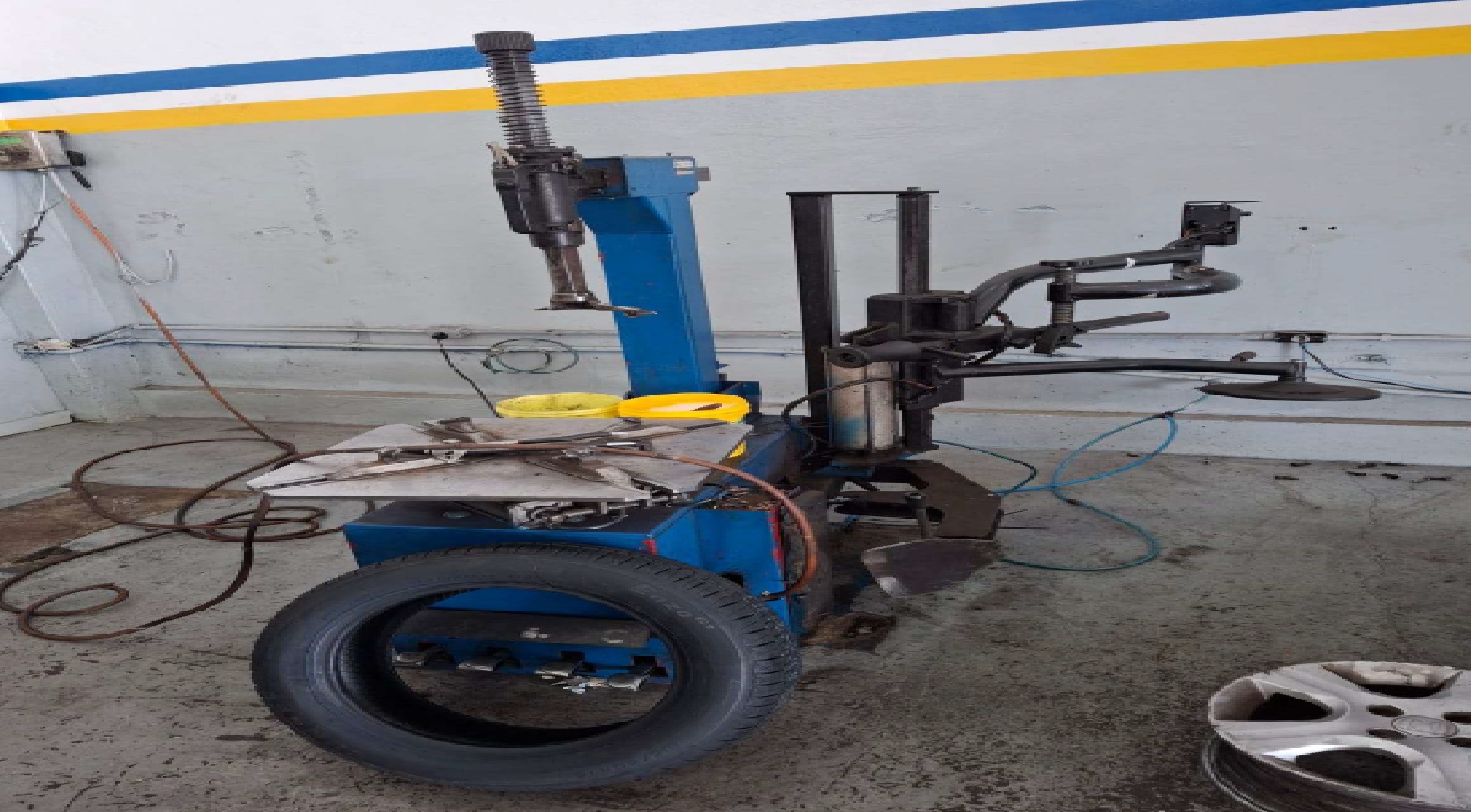 Foto de 01 máquina desmontadora de pneus