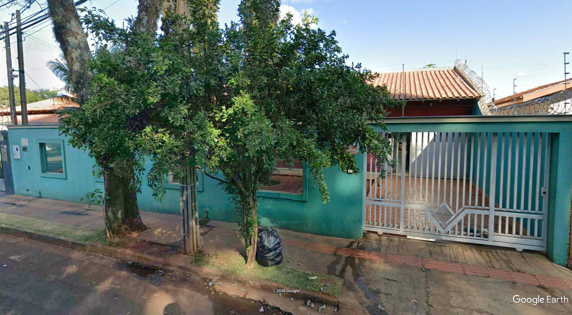 Casa com 3 quartos e piscina em terreno de 450 m²