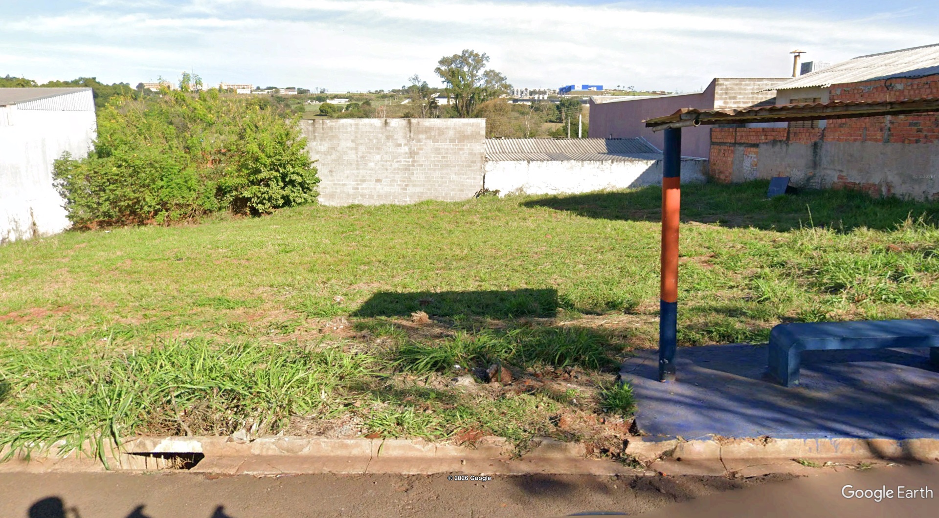 Terreno de 255,96 m² com direitos em leilão