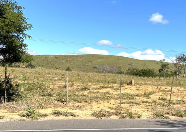 Área de terras medindo 8.36,00 ha, situada no imóvel Barra da Carangola, atual Sítio Santa Helena
