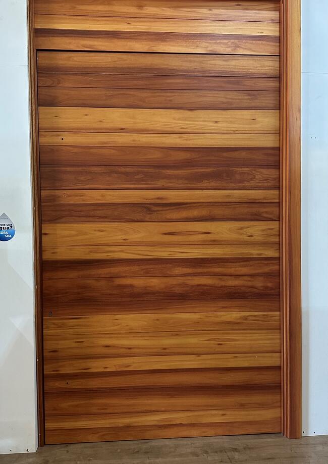 PORTA EM MADEIRA E UM PUXADOR COM 1,5 M²