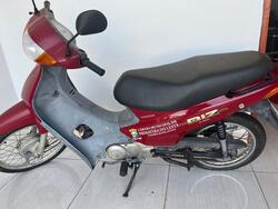 Foto de Motocicleta Honda C100 BIZ, cor vermelha, ano 2002