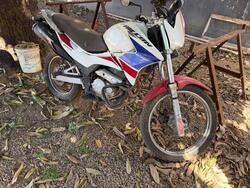 Foto de Motocicleta Honda NX 400I Falcon, cor branca, ano 2014/15