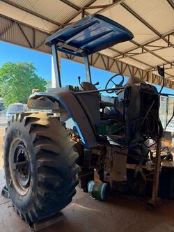 Foto de 01 Trator agrícola New Holland TM7010, ident. chassis ZCCC97859, ano provável 2012, desmontado ao meio, transmissão guardada, faltando peças/itens não relacionados