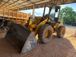 Foto de 01 Pá carregadeira Komatsu WA 180-1B, ident. chassis HBRR260CPL0000206, ano provável 1997, articulada, funcionando, necessita reparos.
