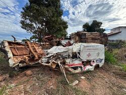 Foto de SUCATAS/SUCATEADOS de Inúmeras carcaças amassadas de latarias de veículos