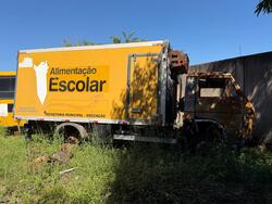 Foto de SUCATA SEM DOCUMENTO - chassis recortado de Caminhão Volks baú, amarelo, 2015, incendiado, carroceria refrigerada com queima parcial
