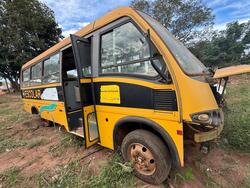 Foto de Micro ônibus Mercedes Benz, amarelo, 2010, sem caixa de câmbio, motor e mecânica incompleta, faltando peças/itens não relacionados