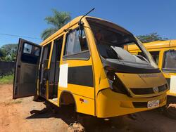 Foto de Microônibus VW Neobus, amarelo, 2019/20, com elevatório PNE, painel ruim, sem: parabrisa/eixo/rodas/pneus dianteiros e traseiro, cx. câmbio desmontada, motor/mecânica falta peças/itens não relacionados