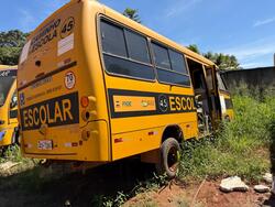 Foto de Microônibus Volks Neobus, amarelo, 2019/20, com elevatório PNE, falta roda/pneu dianteiro, cxa/motor/mecânica faltando peças/itens não relacionados