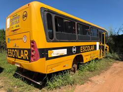 Foto de Ônibus Volksbus 15.190, amarelo, 2013/14, sem bancos, painel ruim, motor/mecânica faltando peças/itens não relacionados