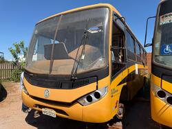 Foto de Ônibus Volksbus 15.190, amarelo, 2013/14, falta rodas/pneus dianteiros, motor/mecânica faltando peças/itens não relacionados
