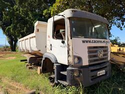 Foto de Caminhão VW 26.280, branco, 2015, eixo duplo, C/ caçamba Facchini 10 m², sem rodas/pneus, faltando eixo traseiro, sem caixa de câmbio, motor/mecânica faltando peças/itens não relacionados