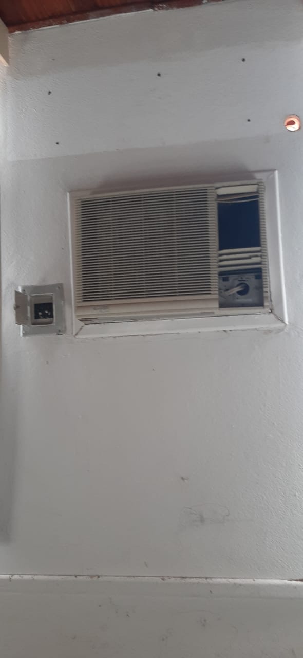 AC janela — Sala 43 (Bloco E) (Não está funcionando)