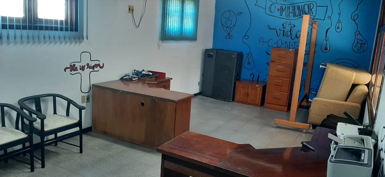 Armário pequeno de madeira com 2 portas — Sala 02
