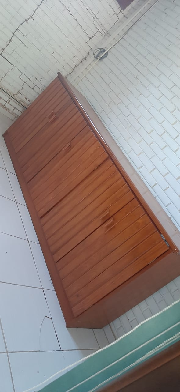 Balcão de madeira — Sala 03