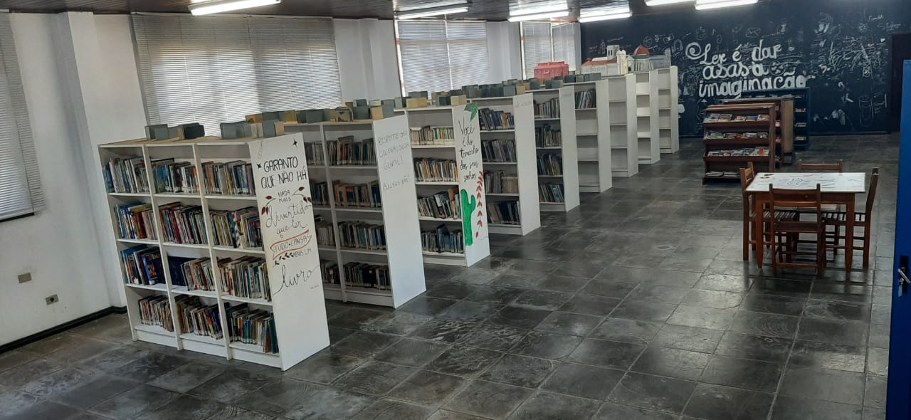 Prateleira madeira média — Sala 04 (Biblioteca)