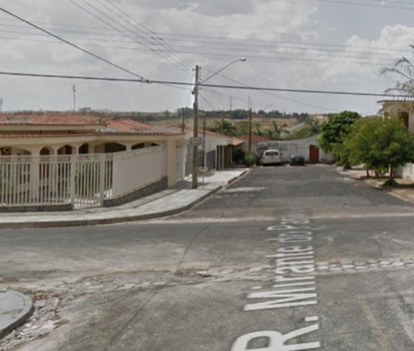 CASA EM MONTE ALTO