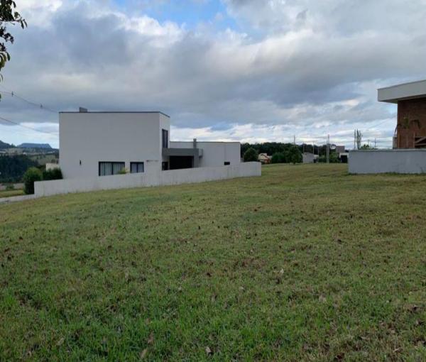 terreno em pardinho encerrando a área de 458,02m²