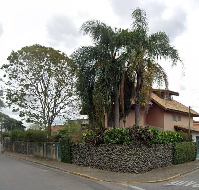 Casa em Jacareí com 284,77 m²