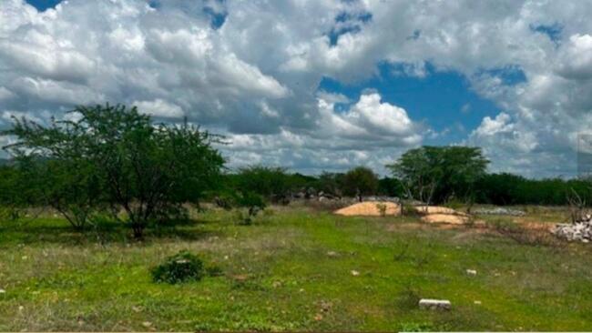 Sítio Caeira, encravado na zona urbana desta cidade de Jucurutu-RN. CARACTERISTICAS DO IMÓVEL: Um (1) terreno urbano localizado no Sítio "Caeira", nesta cidade de Jucurutu-RN, medindo uma área de 11,597,17m²