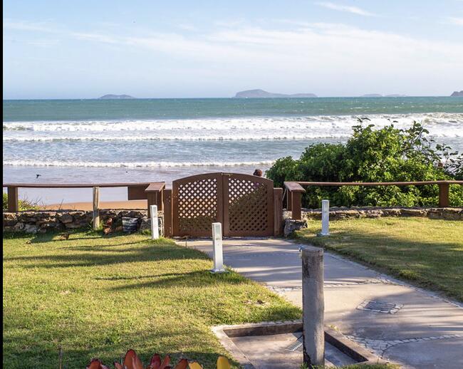 Casa em condomínio fechado pé na areia em geribá, búzios/rj