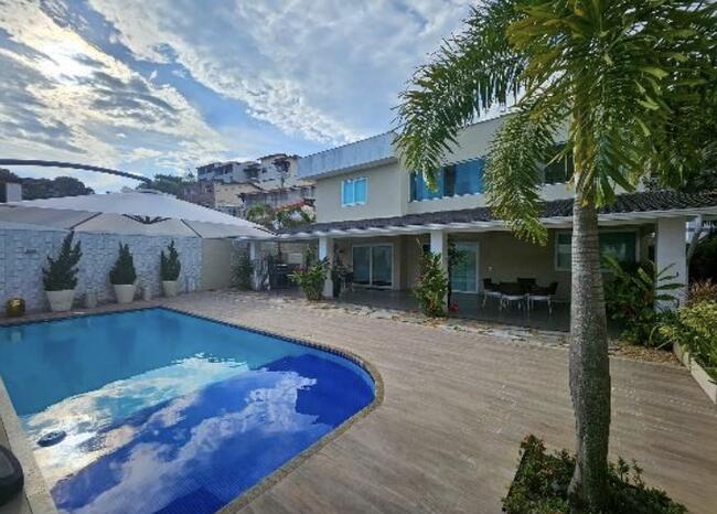 Casa de Alto Padrão em Condomínio Fechado em Piratininga, Niterói/RJ com 620m2 de AT e 506m2 de AC