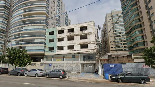 Prédio de 4 pavimentos, antigo Hotel, de frente para a Praia de Itaparica/ Vila Velha/ES