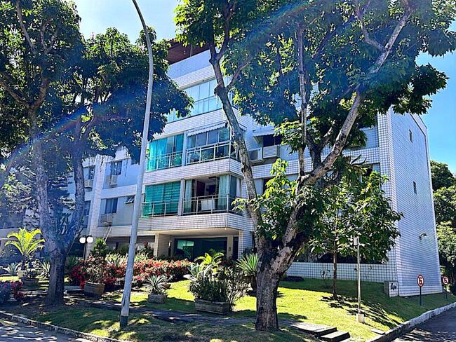 Apto com área de aprox., 300 m2, situado na Avenida das Américas, 4319, Barra da Tijuca/RJ.