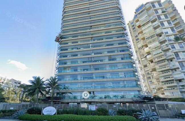 Apto com direito a 3 vagas na garagem, na Av. Lúcio Costa, Barra da Tijuca/RJ.