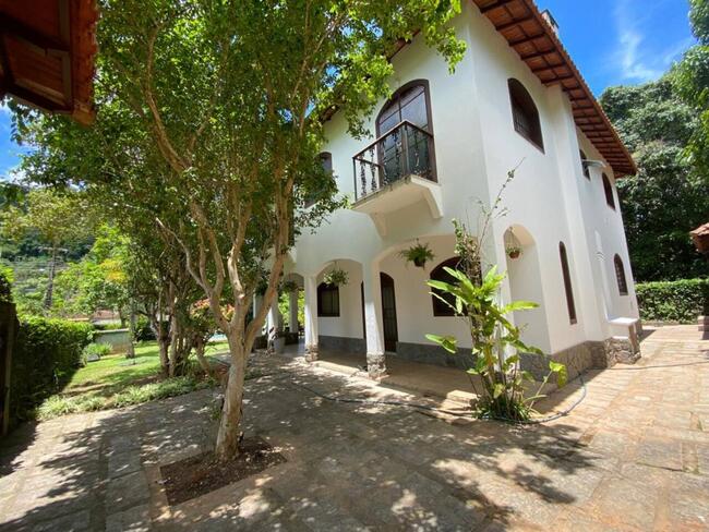 Casa Espetacular em Secretário, Petrópolis/RJ com AT: 800m2 e AC: 220m2 em Condomínio Fechado