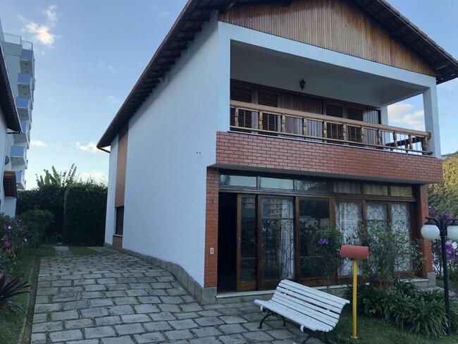 Casa de alto padrão, situada no "Parque Residencial 1.500", Teresópolis/RJ