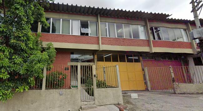 Prédio comercial com área total de 2.160m2 em Califórnia, Nova Iguaçu/RJ