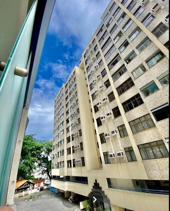Apto situado no Condomínio Solar Clube das Praias, Niterói/RJ.