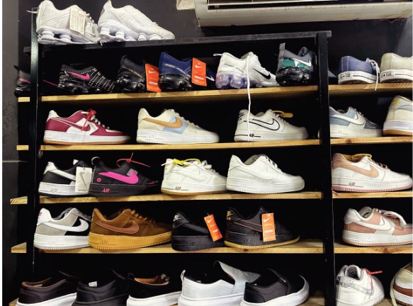 80 (oitenta) pares de tênis, sendo 78 da marca NIKE e dois pares da marca Boss, novos, de numeros diferentes. - leilão judicial - Campina Grande PB - lance mínimo R$ 2.560