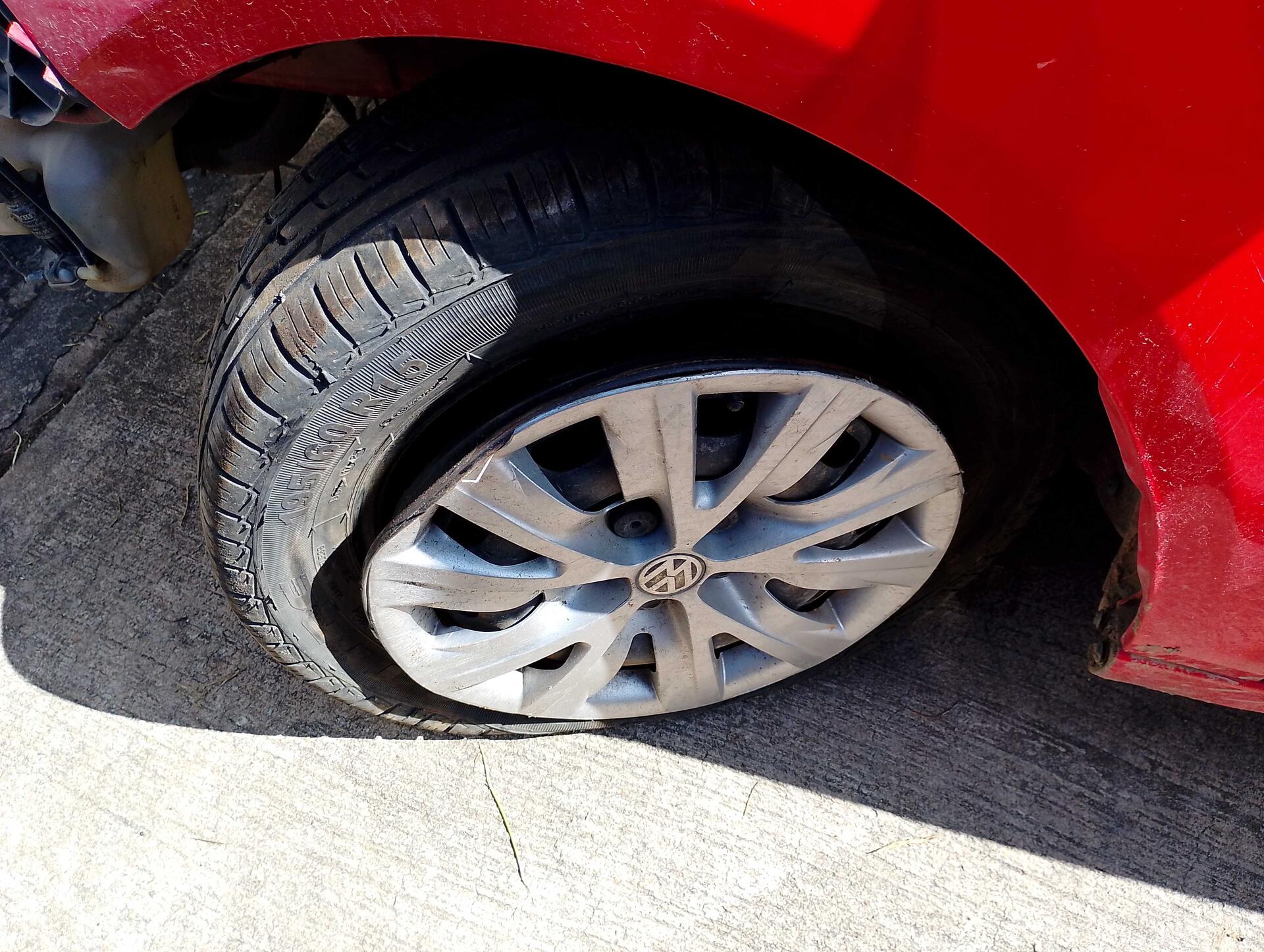 (SUCATA) VOLKSWAGEN / FOX G2 1.0 MI TOTAL 8V 5P 2012/2013 — foto 12 de 17