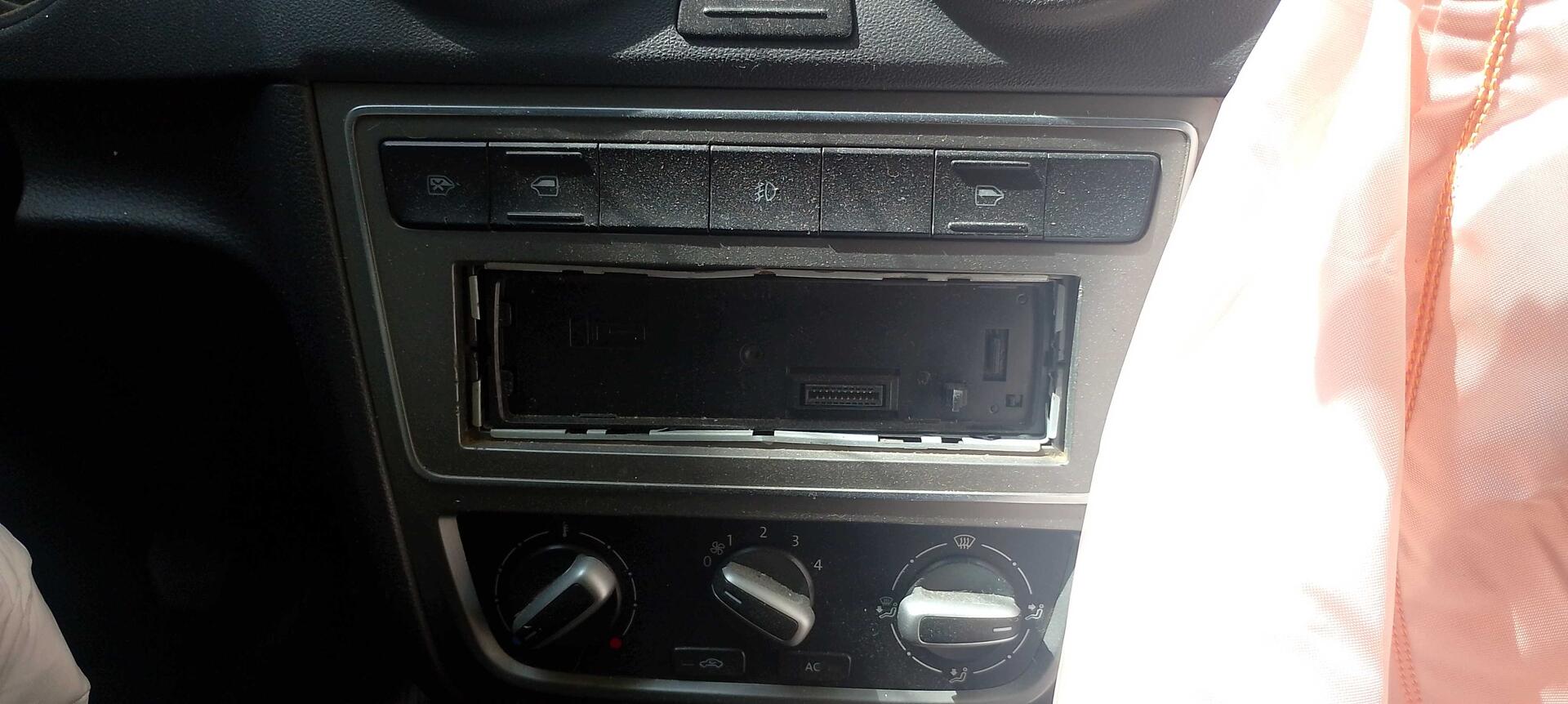 (SUCATA) VOLKSWAGEN / GOL 1.0MI TOTAL FLEX 8V 4P 2013/2014 — foto 10 de 36