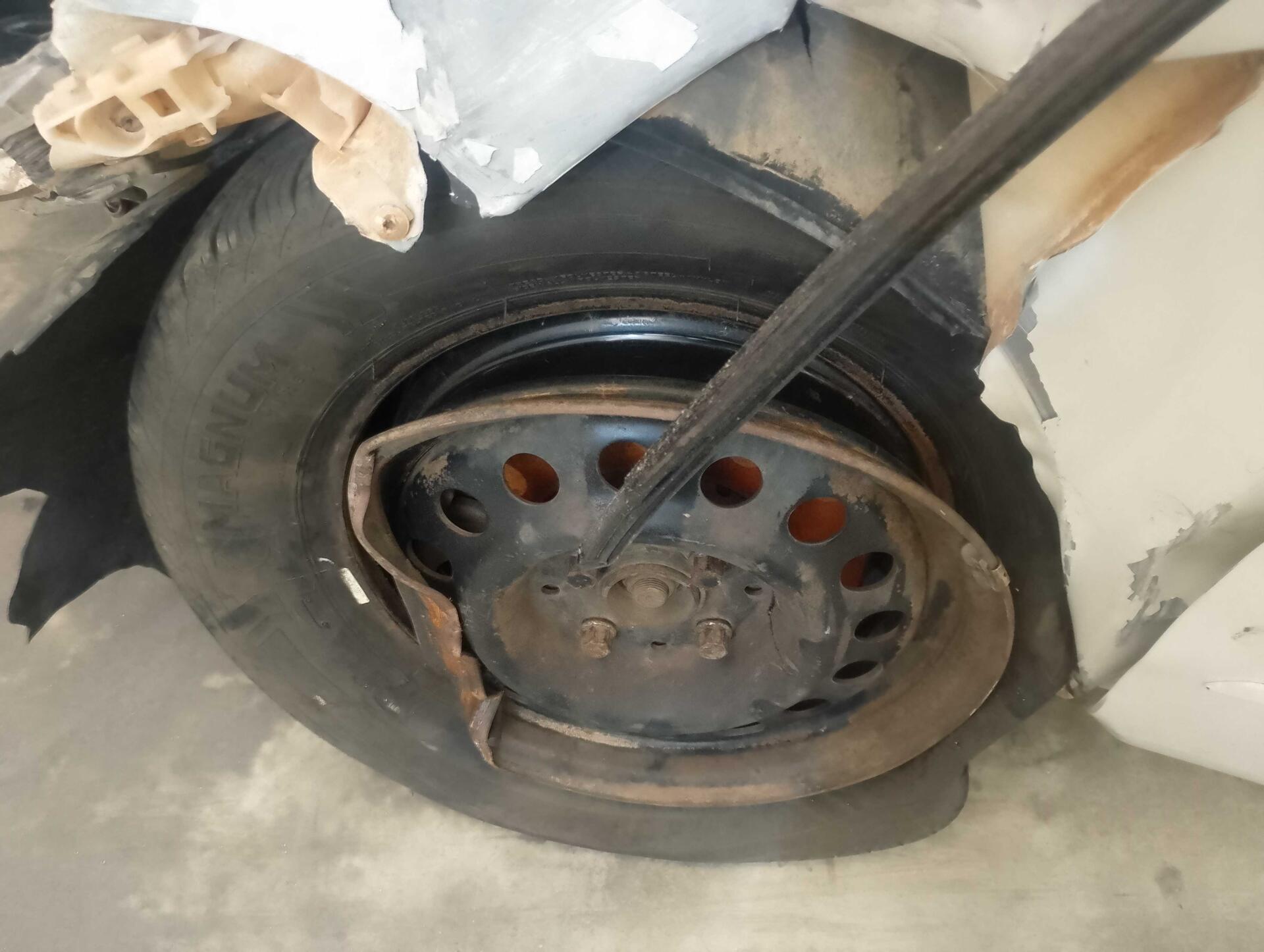 (SUCATA) VOLKSWAGEN / GOL 1.0MI TOTAL FLEX 8V 4P 2013/2014 — foto 17 de 36