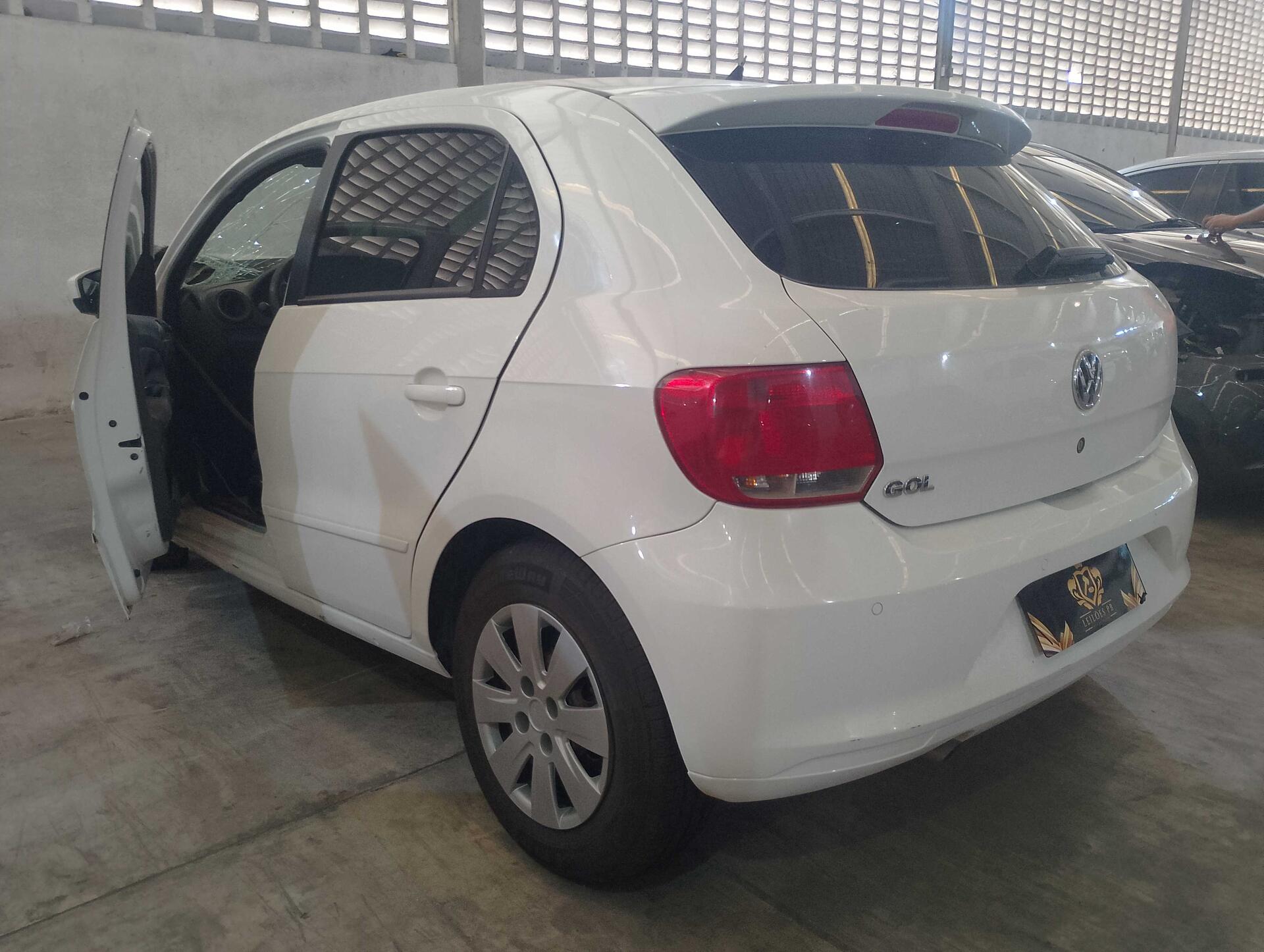 (SUCATA) VOLKSWAGEN / GOL 1.0MI TOTAL FLEX 8V 4P 2013/2014 — foto 33 de 36