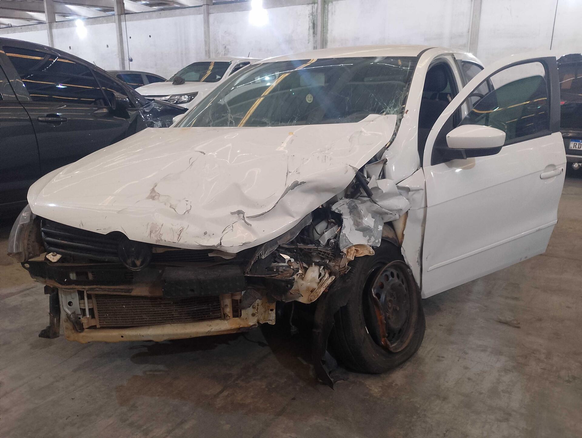 (SUCATA) VOLKSWAGEN / GOL 1.0MI TOTAL FLEX 8V 4P 2013/2014 — foto 34 de 36
